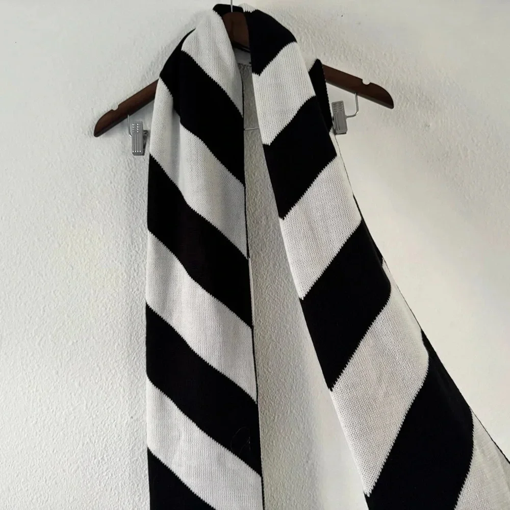 MK Chic Chevron Knit Michael Kors Logo Wrap Scarf Derby Modern Luxury LIKE NEW